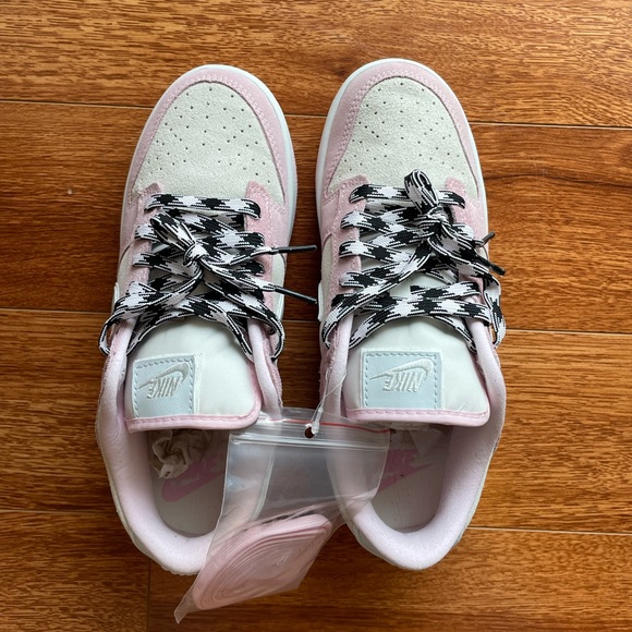 New in Box Women’s Nike Dunk Low LX in Pink Foam size 9 - Picture 4 of 9